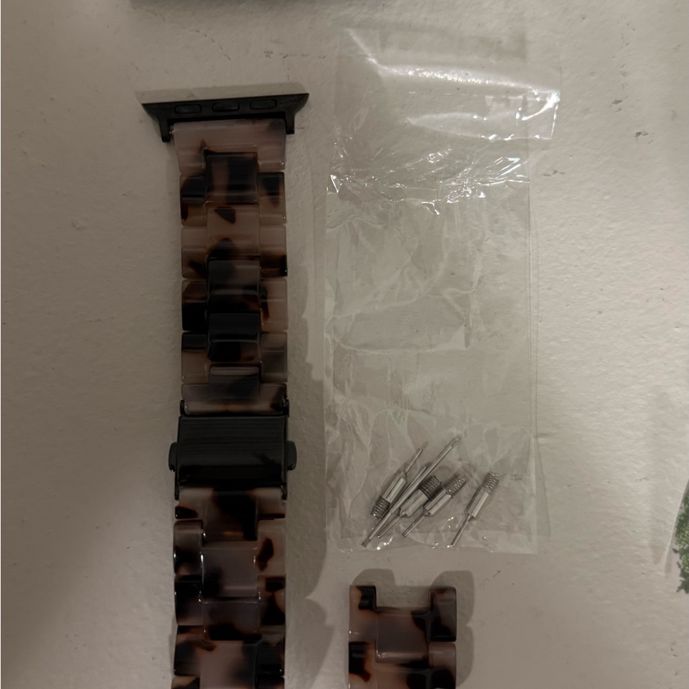 Quince Resin Apple Watch Band in Tortoiseshell Brown and Cream - Picture 2 of 3
